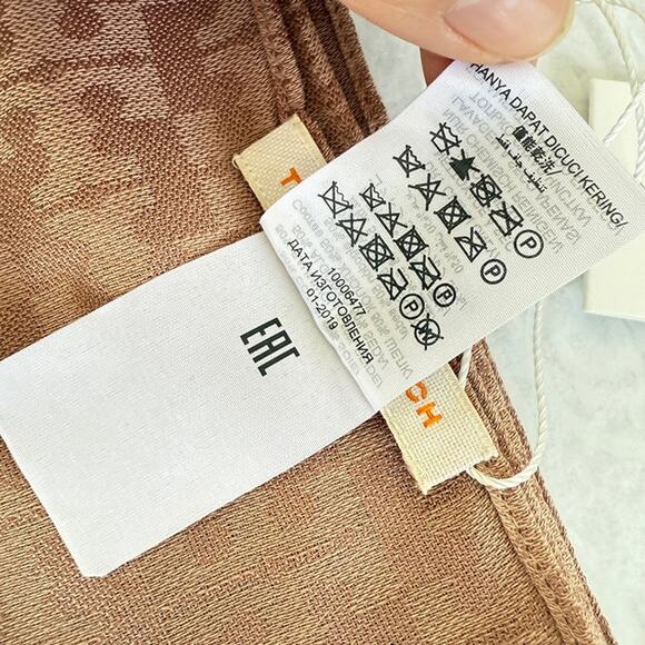 Last 2‼️TORY BURCH MOSAIC LOGO JACQUARD SCARF - Picture 5 of 7